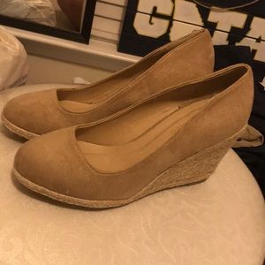 Women’s tan wedge shoe NEVER WORN